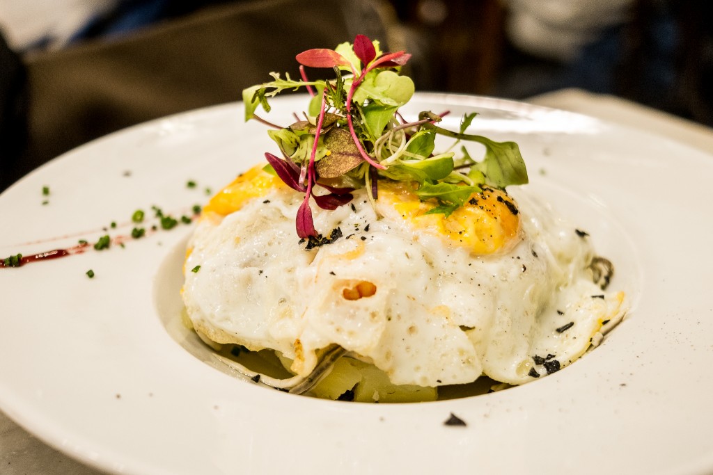 Huevos estrellados con gula y gamba roja